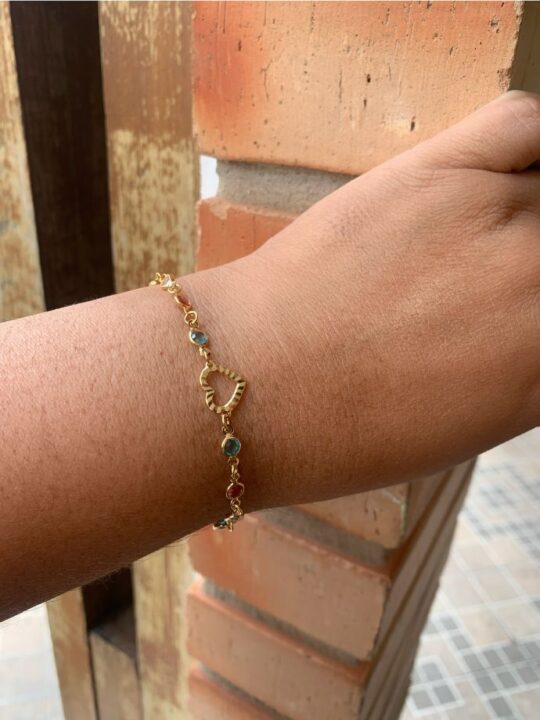 A pulseira colorida com coração vazado