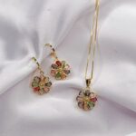 A Conjunto com flor colorida