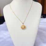 A Colar com pingente de pérola