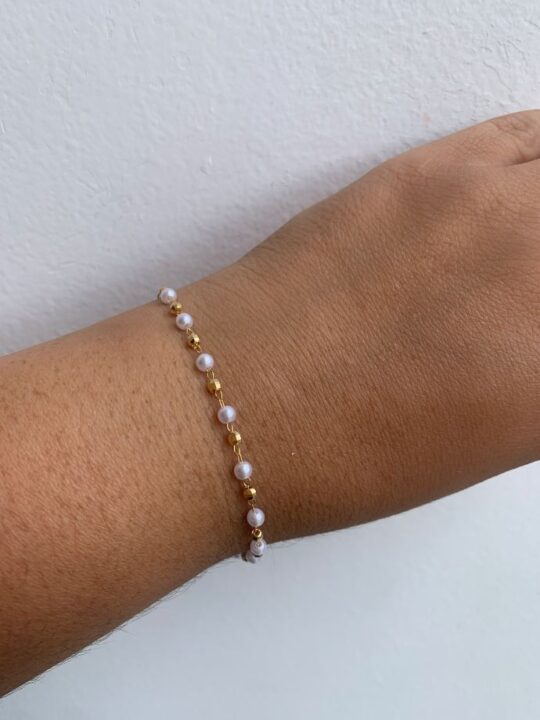 A pulseira pérola e bolinha