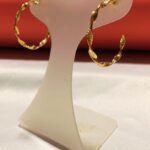 Argola torcida delicada