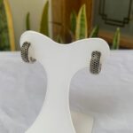 A Argola cravejada com zircônia preta