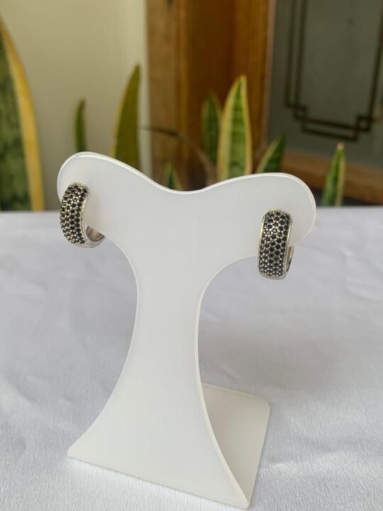 A Argola cravejada com zircônia preta