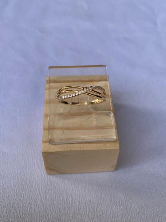 A anel delicado em X