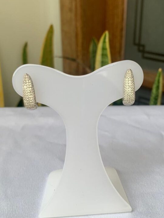 A Argola cravejada no ródio branco