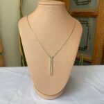 A gargantilha palito no ródio branco